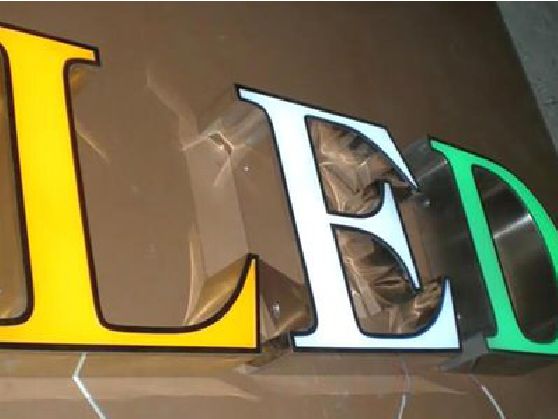 新田介绍LED招牌的基础知识。